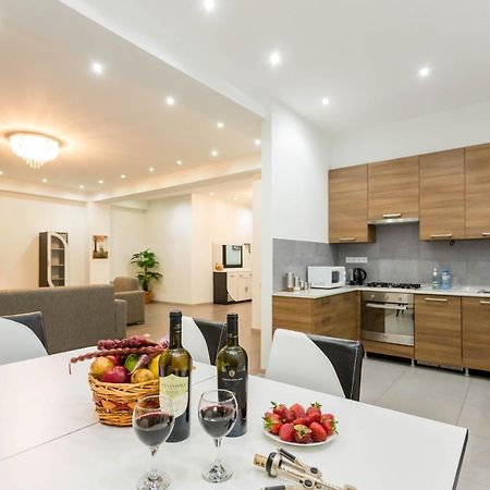 Apartment In The City Center Lll Тбилиси Екстериор снимка