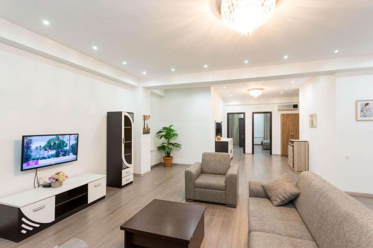 Apartment In The City Center Lll Тбилиси Екстериор снимка