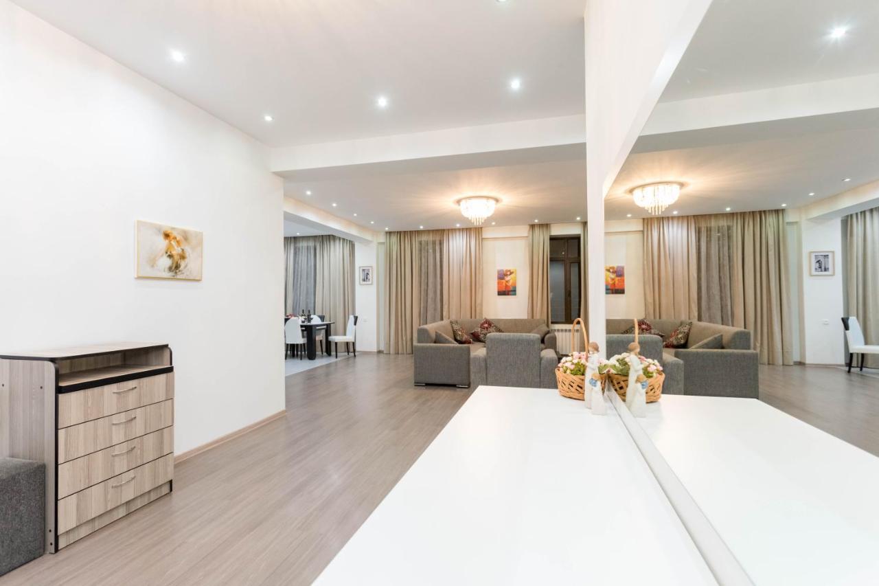 Apartment In The City Center Lll Тбилиси Екстериор снимка