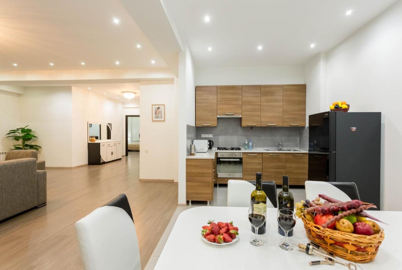 Apartment In The City Center Lll Тбилиси Екстериор снимка