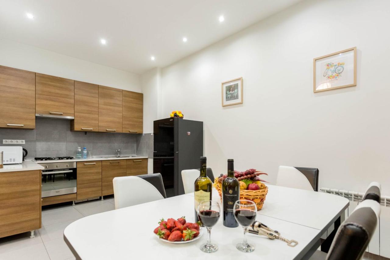 Apartment In The City Center Lll Тбилиси Екстериор снимка