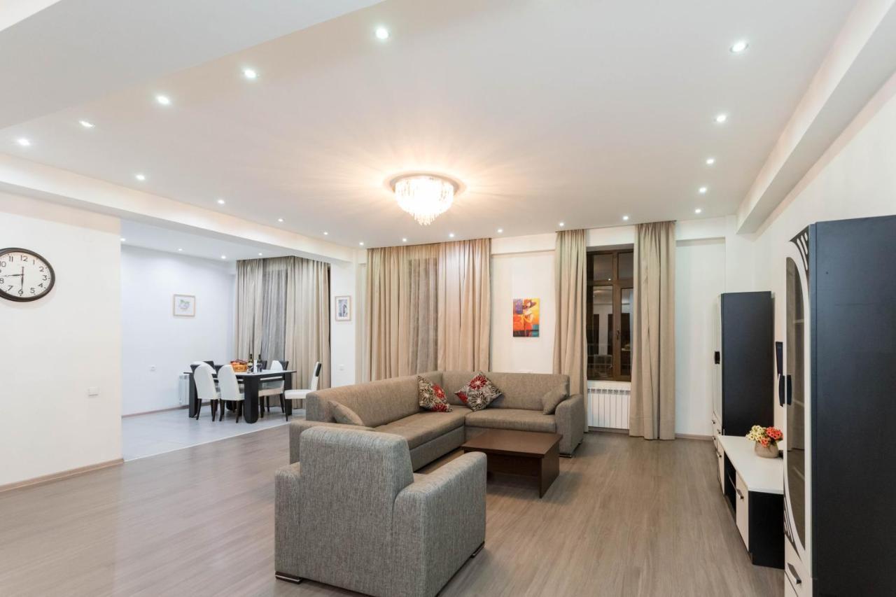 Apartment In The City Center Lll Тбилиси Екстериор снимка